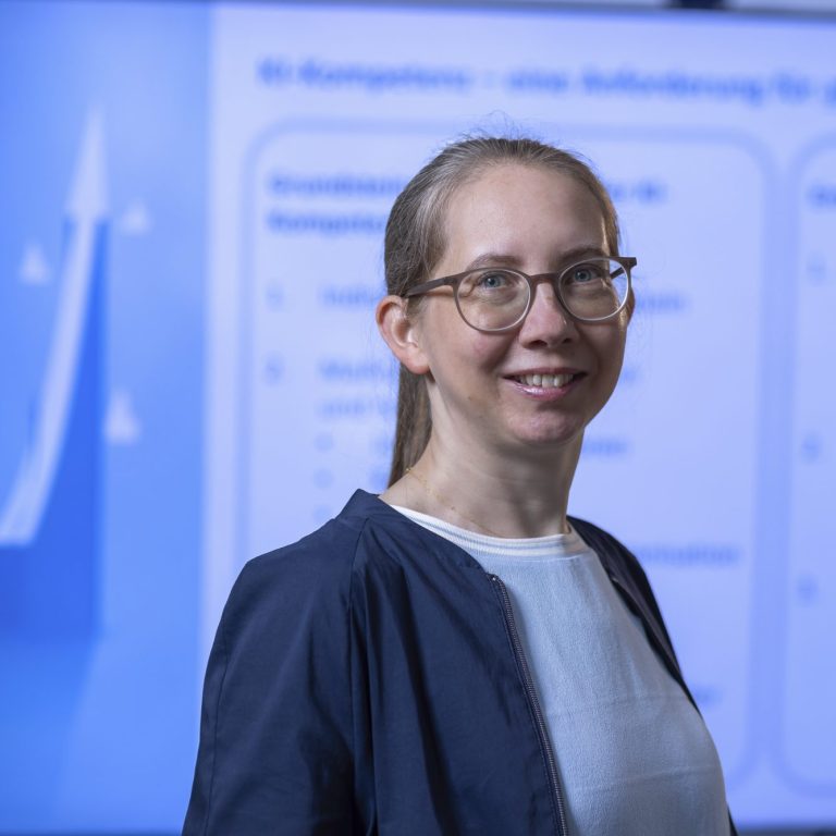 KI-Strategie Blick nach oben entlang eines Büro-Towers