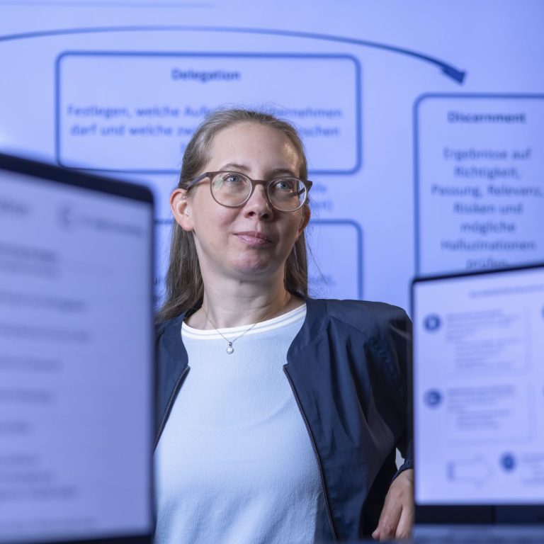 IT-Transformation heute Laptop mit AI vor zwei Unternehmens-Towern