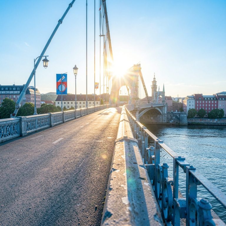 IT-Transformation Weg über Brücke der Sonne entgegen